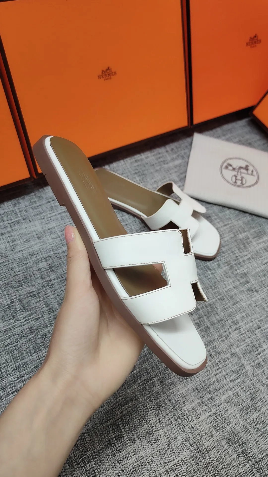 👟👟Ex-factory price 480👟👟 Women's shoe factory Hermes💖The latest official website is updated at the same time. The upgraded version of the high-quality slippers is made 1:1. Fabric: Made of counter cowhide fabric. Inner feet: Customized sheepskin [oversea order. The outsole is made of simulated leather non-slip rubber outsole. Regardless of the version or workmanship, it is the king of rubber soles. Color: black, white, brown. 3 colors in total. Code number 35---40 flat bottom